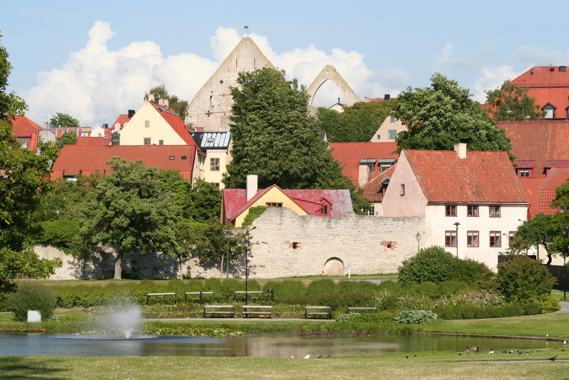 Bild som visar Visby. Almedalen i förgrunden, Visby stad i bakgrunden.