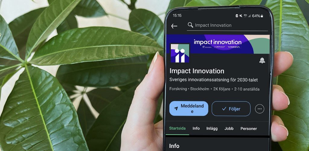 En hand håller i en telefon som visar Impact Innovations linkedin-sida