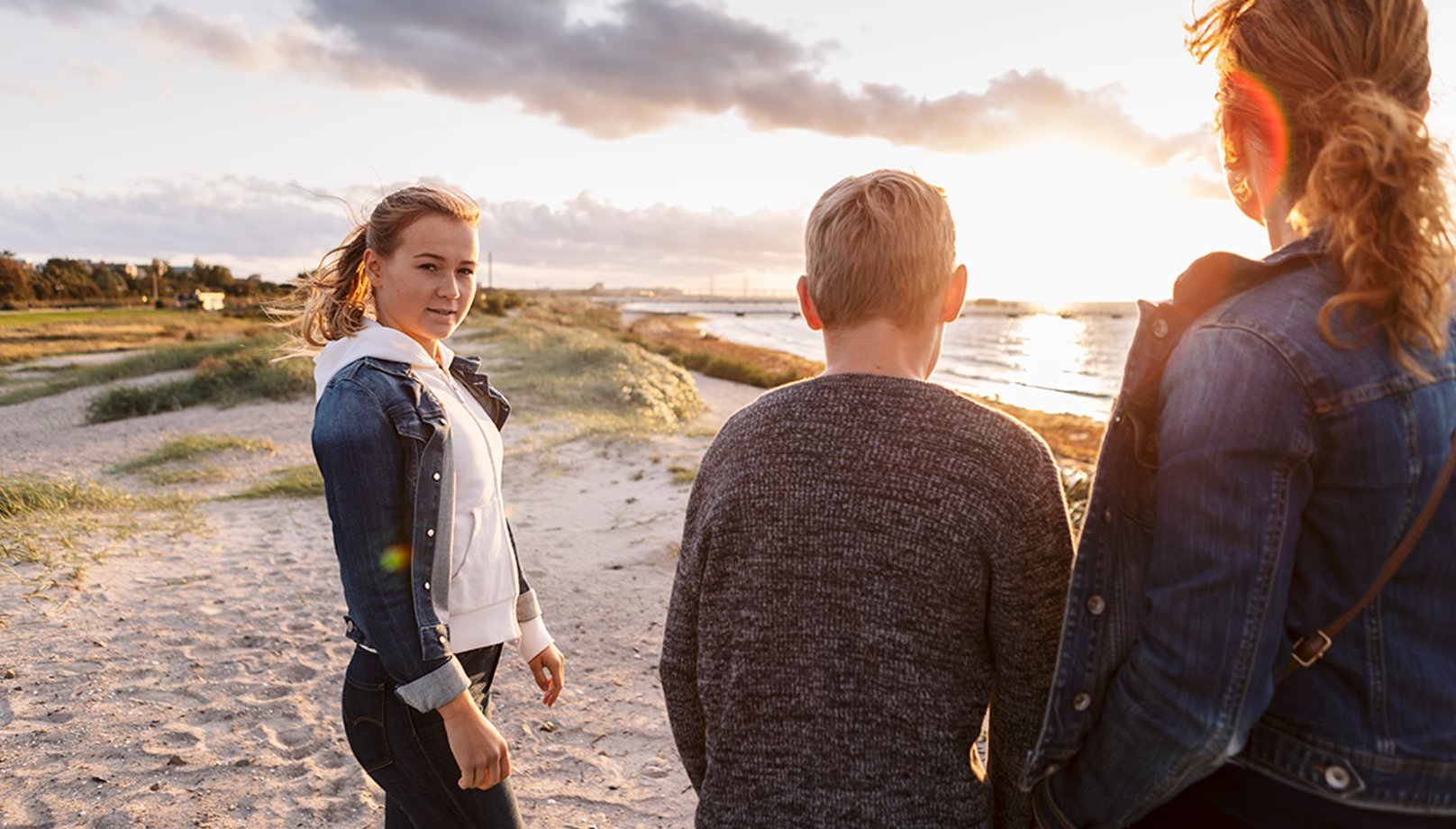 En familj på en strand.