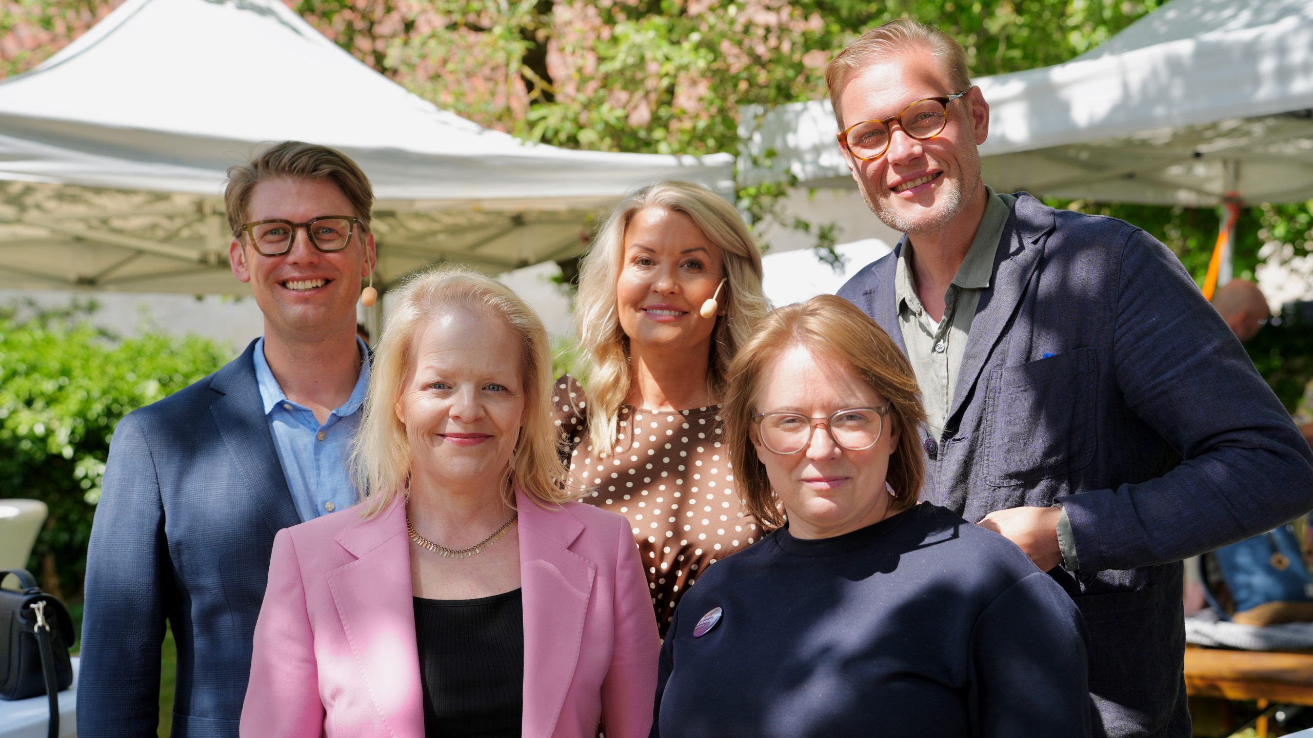 Fem programchefer i trädgård i Almedalen